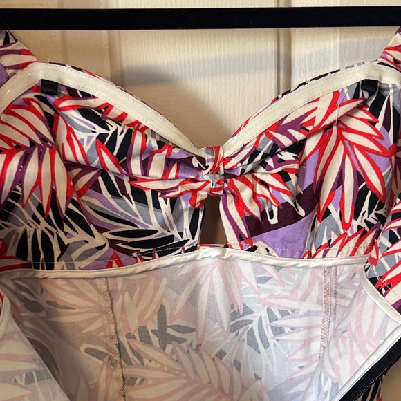 GUESS - Picture 4 of 6